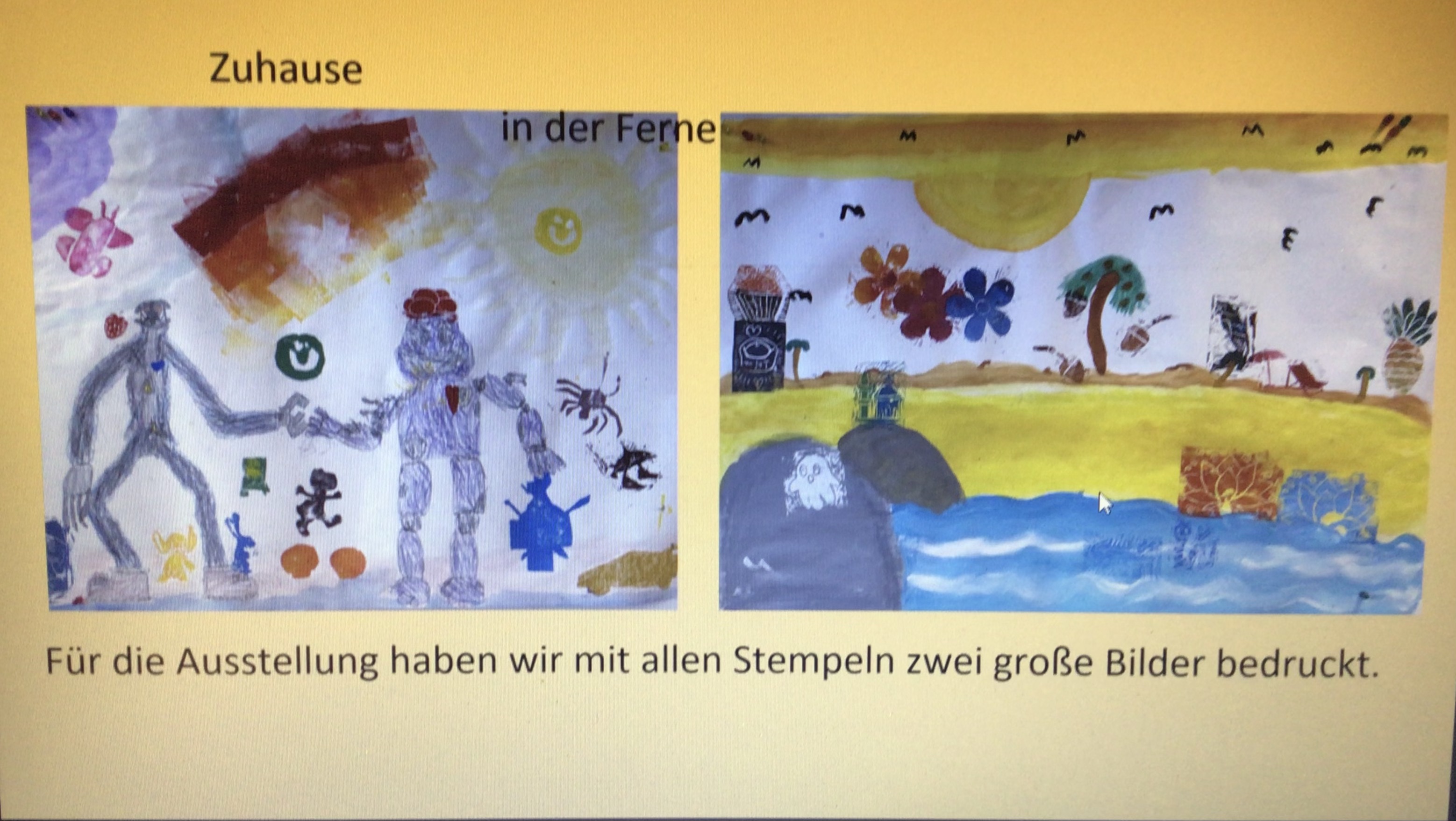 Zwei Bilder, zum Thema „zu Hause - in der Ferne“, gestaltet mit Stempeln. Das linke Bild zeigt Menschen, groß und klein, die sich an der Hand halten, einen Schmetterling, eine Sonne und eine große Flagge. Das rechte Bild zeigt einen Strand und Meer, die Sonne, Felsen, eine Palme, eine Ananas und eine Strandbar.  © Nora Leiner