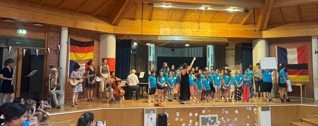 der Chor mit Orchester auf der Bühne in der Aula beim Auftritt zur Eröffnung der Jugendschulkunsttage 2026 © Nora Leiner