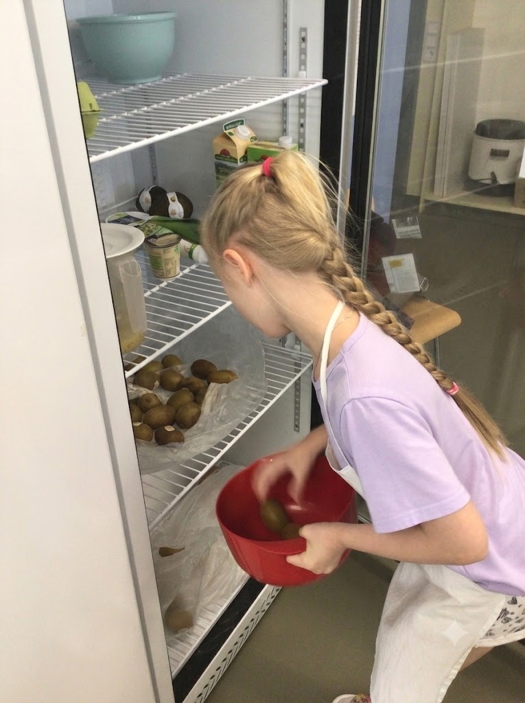 EIne Schülerin holt Lebensmittel aus dem Kühlschrank © Nora Leiner