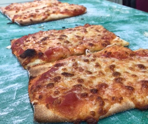 das Bild zeigt drei gebackene Pizzastücke der Sorte Margherita © Nora Leiner
