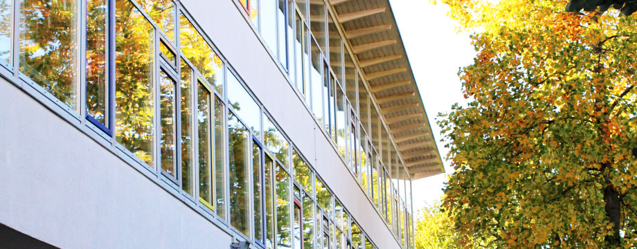 Symbolbild - Schule (Glasfront) © Nora Leiner